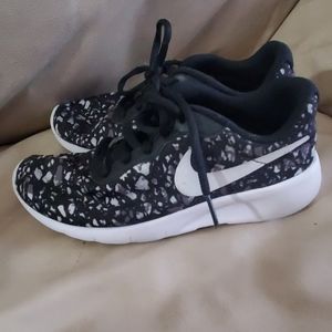 Youth 1.5Y unisex nikes